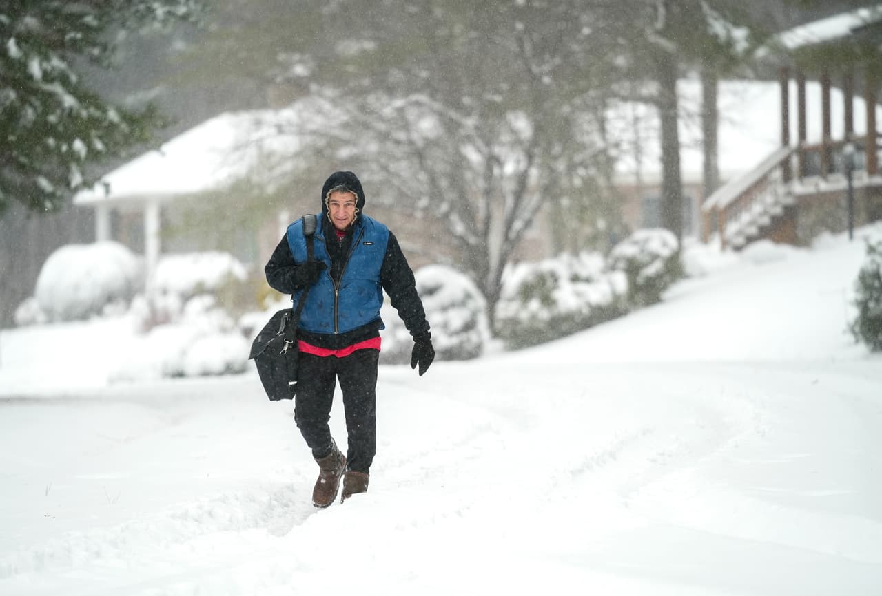 Carmen Parisi camina hacia la casa de un amigo para asistir a una reunión semanal en Morganton, Carolina del Norte. Los caminos del barrio de Parisi permanecían cubiertos de nieve puesto que aún no había pasado una barredora de nieve.