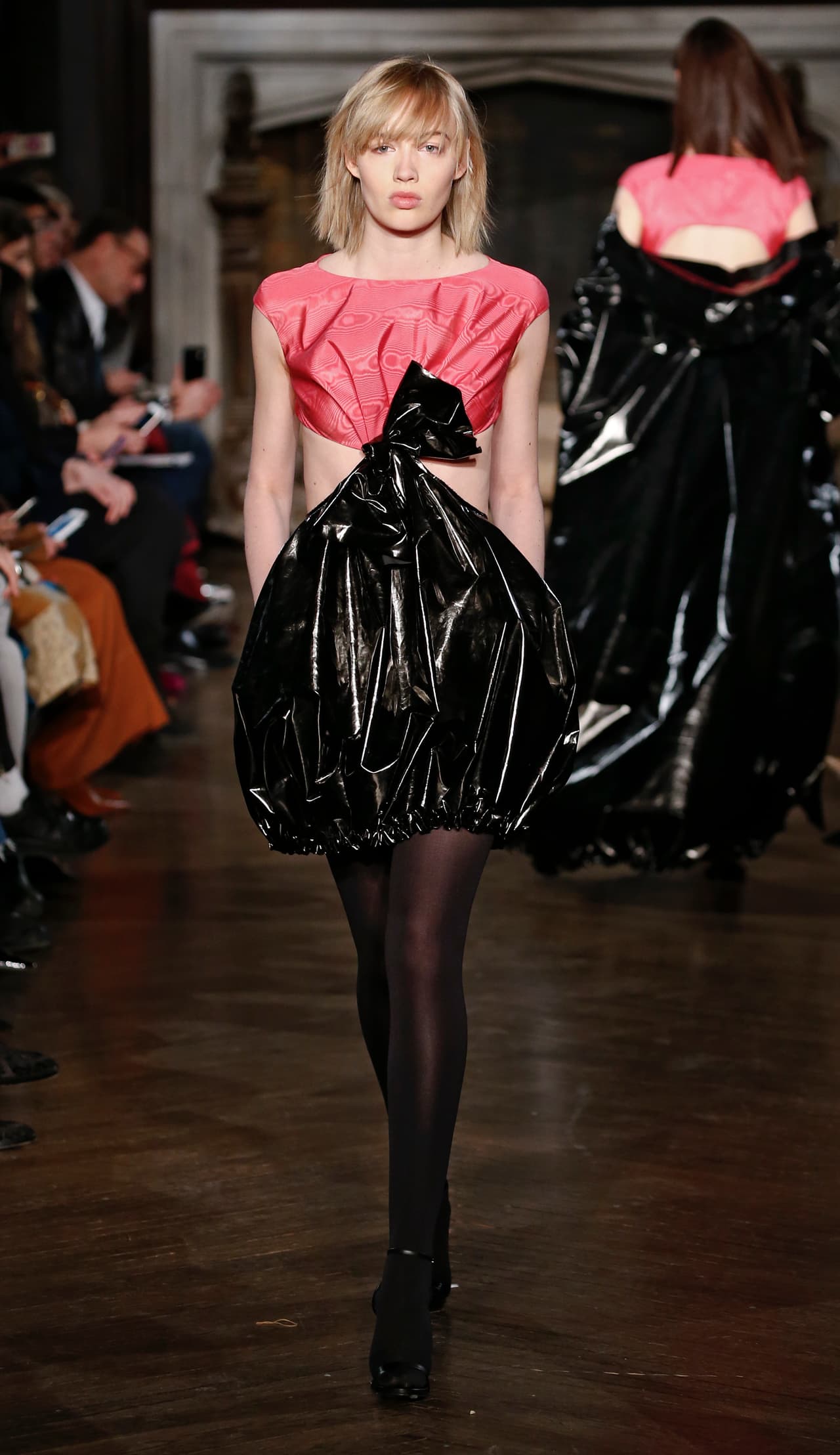 “Después de graduarme tuve la oportunidad de conocer a Oscar de la Renta y mostrarle mis bocetos. El me animó a ir a Nueva York para hacer una pasantía y eso me llevó a ser durante 6 años su diseñador principal”.