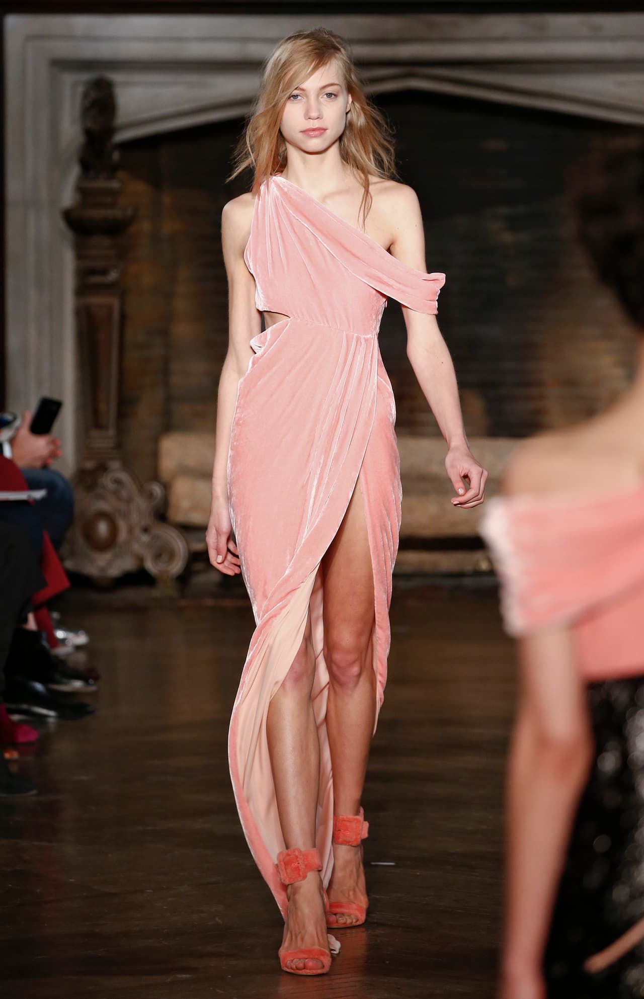 “Las críticas buenas que vinieron tras nuestro debut en Nueva York nos dio permiso para confiar en nuestros instintos incluso están por fuera de la sombrilla de una gran marca”.