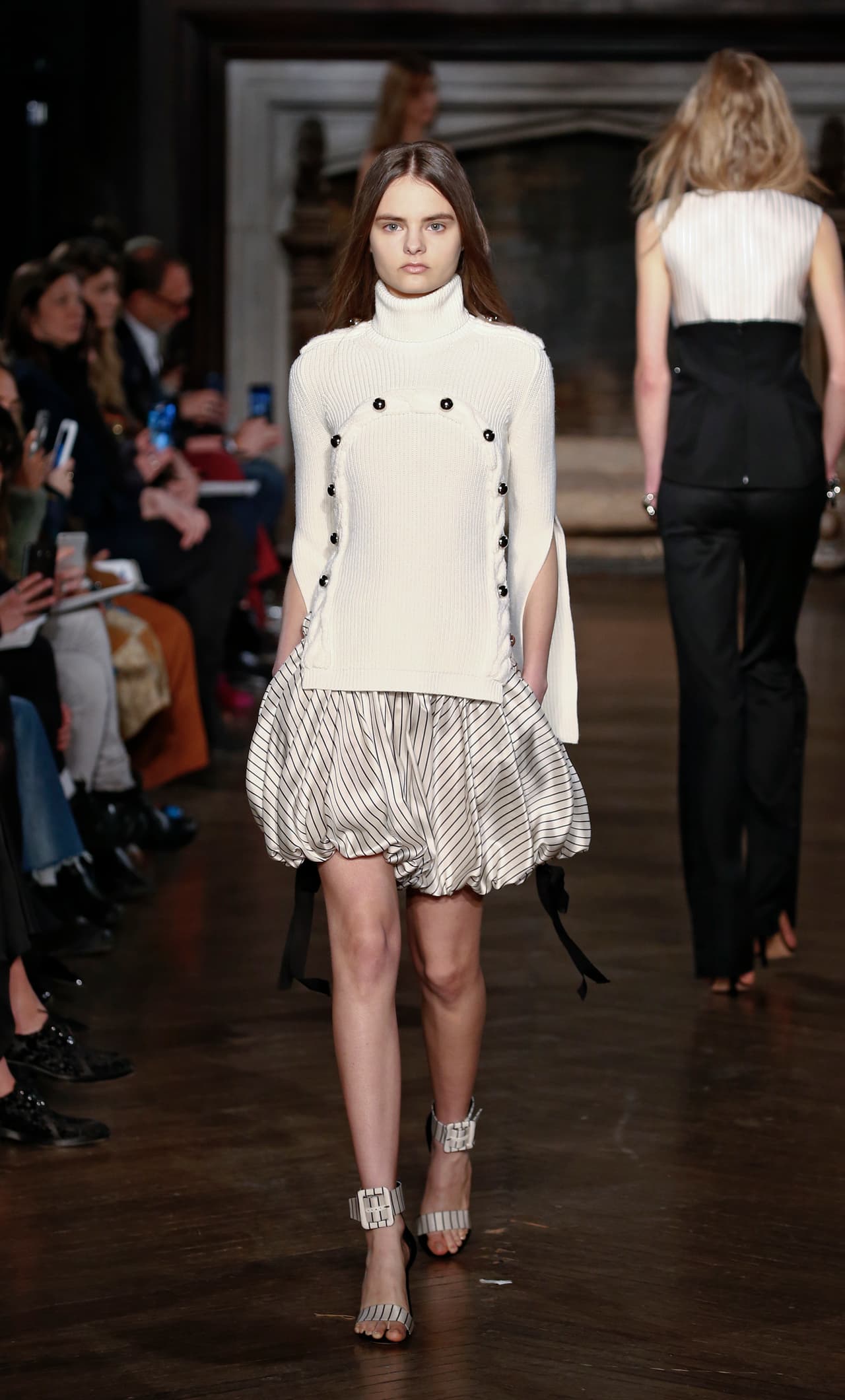 “El nombre Monse, viene de mi madre, es su nombre y lo elegimos porque suena femenino pero es fuerte, lo que lo ata a nuestros criterios al diseñar: feminidad y fuerza”.