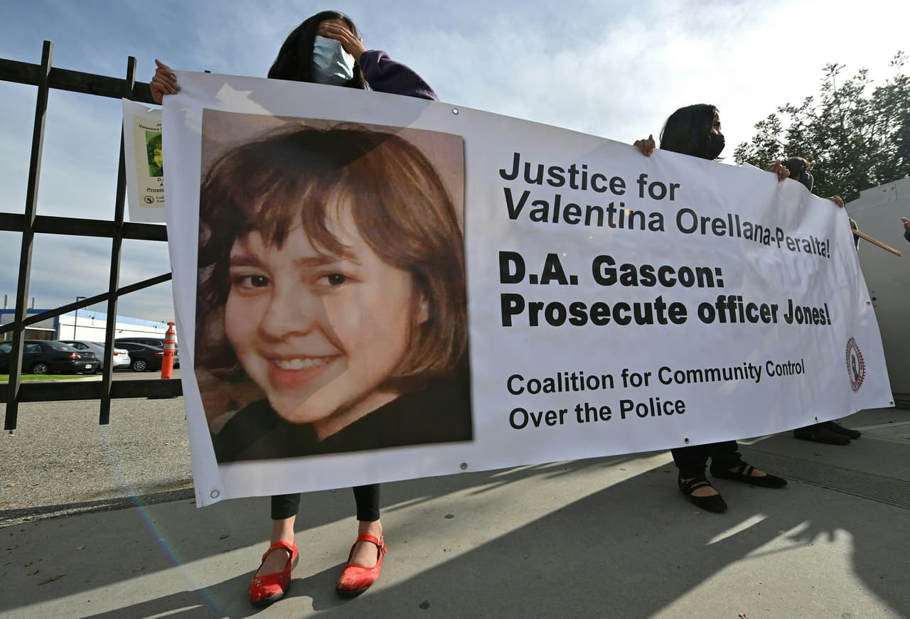 <a href="https://www.univision.com/local/los-angeles-kmex/tiroteo-tienda-burlington-north-hollywood" target="_blank">Los policías asistieron a la tienda por una llamada de emergencia y cuando llegaron encontraron al hombre agrediendo a una víctima y le dispararon</a>, según el departamento.
<br>