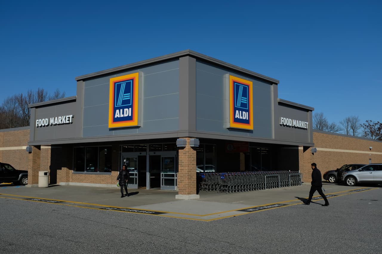 <b>Aldi</b>
<br>Cerrará durante Thanksgiving (jueves 23 de noviembre), pero abrirá en Black Friday (viernes 24 de noviembre).
