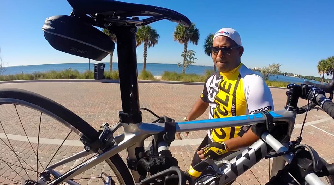Además de ayudarle a bajar de peso y relajarse, la bicicleta lo ha llevado por otros rumbos. “He hecho dos recorridos de 200 millas en dos días para
<b> <a href="https://secure.nationalmssociety.org/site/SPageServer?pagename=BIKE_HOM_splash" target="_blank">Bike MS, que ayuda a los pacientes con esclerosis múltiple</a> </b>y recaudé 5,000 dólares. Esas son algunas de las experiencias más bonitas que he tenido en la bicicleta”, expresa.