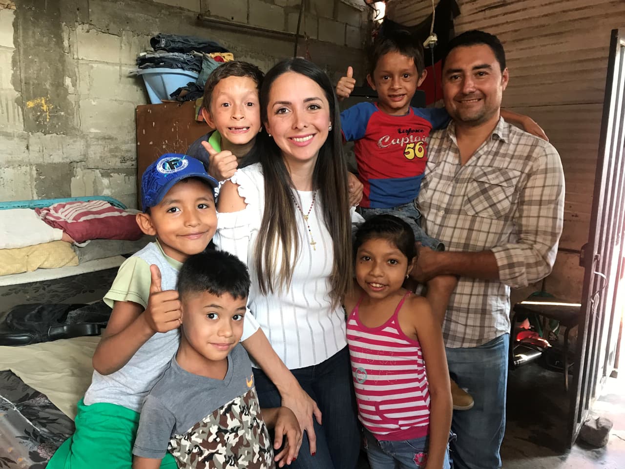 Melissa Zambrano (centro) posa para una foto con niños que se benefician del comedor Nueva Venezuela. El comedor recibe insumos de Alimenta tu Solidaridad una fundación con presencia en toda Venezuela. Ramírez es la representante de la fundación en San Cristóbal.
<br>