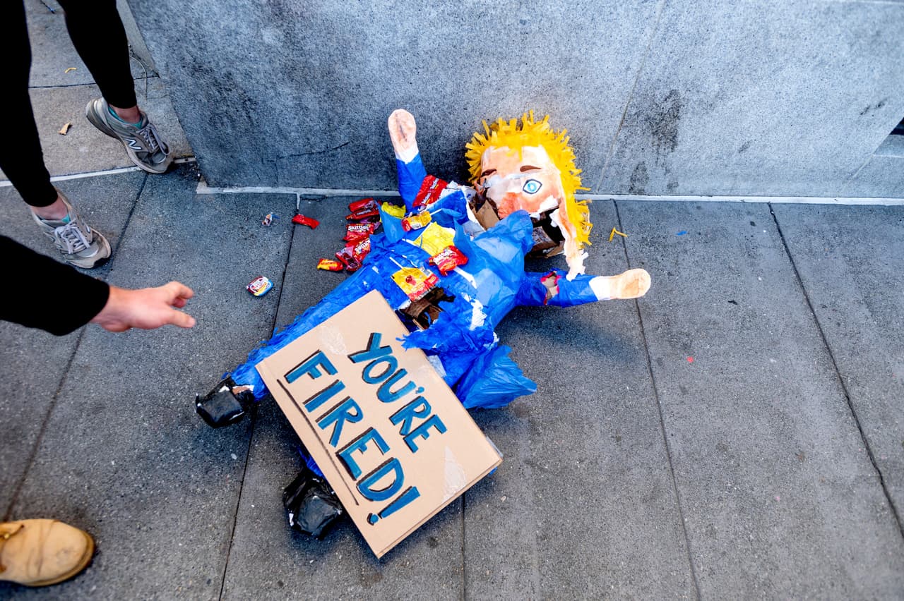 Una piñata del presidente Donald Trump con la frase que lo caracterizó a su paso por el reality show El Aprendiz se convirtió en parte de las celebraciones. En la Bahía de San Francisco hubo especial júbilo por 
<a href="https://www.univision.com/local/san-francisco-kdtv/elecciones-estados-unidos-2020/los-pasos-que-ha-dado-kamala-harris-para-llegar-a-ser-la-primera-vicepresidenta-de-estados-unidos-fotos">Kamala Harris, quien es originaria de Oakland</a>.