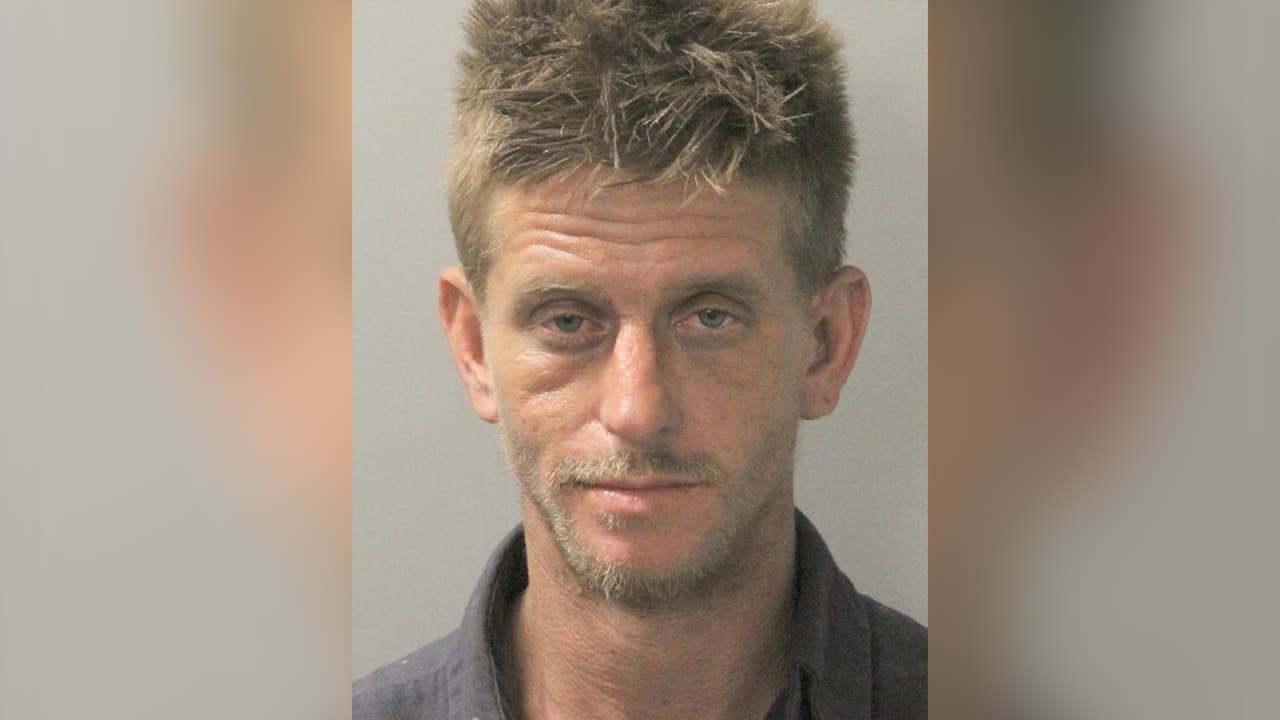 Ryan Scott Akin, es buscado por conducir bajo los efectos del alcohol.