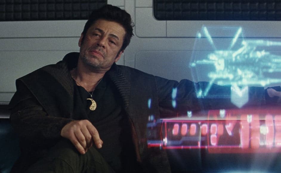 En el 2017 tuvo un pequeño papel en 'Star Wars: The Last Jedi' como DJ, un hacker que es leal tanto a la Primera Orden como a la Resistencia, dependiendo de lo que sea conveniente para él.