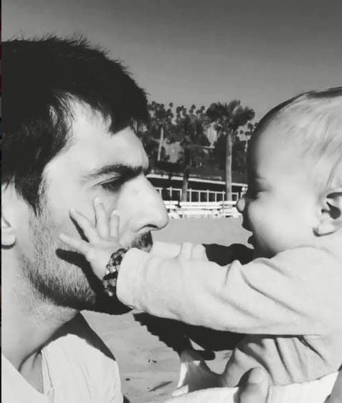 El orgulloso papá siempre comparte fotografías de sus hijas en las redes sociales.