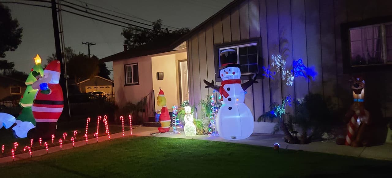 Un mono de nieve y Santa Clause enorme reciben a los invitados en la casa de Marcos Daniel Estada.