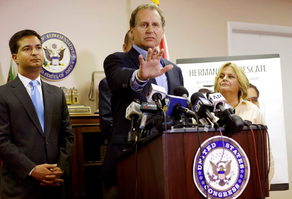 Lincoln Diaz-Balart en una foto de 2015, ya no era representante en el Congreso de EEUU; pero en ese entonces declabara sobre la apertura de la embajada cubana en Washington. Lo acompañan en la foto los exrepresentantes Carlos Curbelo e Ileana Ros-Lehtinen.