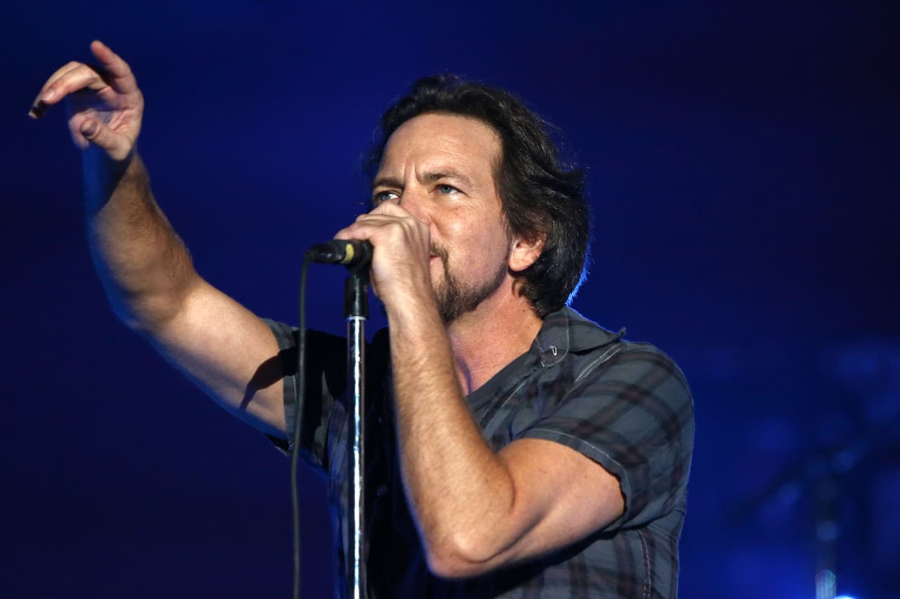 El vocalista anunció que: "La ley es una despreciable parte se la legislación que fomenta la discriminación hacia un grupo de ciudadanos americanos",