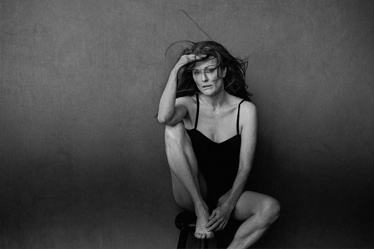 Julian Moore fue una de las 14 actrices elegidas para posar en este calendario, que desde la perspectiva de su retratista, Peter Lindbergh, quería retratar a las celebridades desde una idea más profunda que meras embajadoras de la juventud y la perfección. 
<a href="https://www.instagram.com/pirelli/">@Pirelli PETER LINDBERGH para PIRELLI CALENDAR</a>