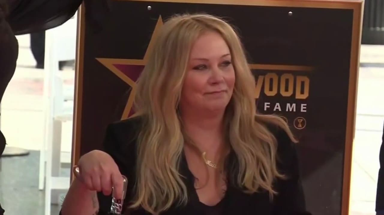 Hospitalizan a Christina Applegate: ¿Qué se sabe de la actriz, quien padece esclerosis múltiple?