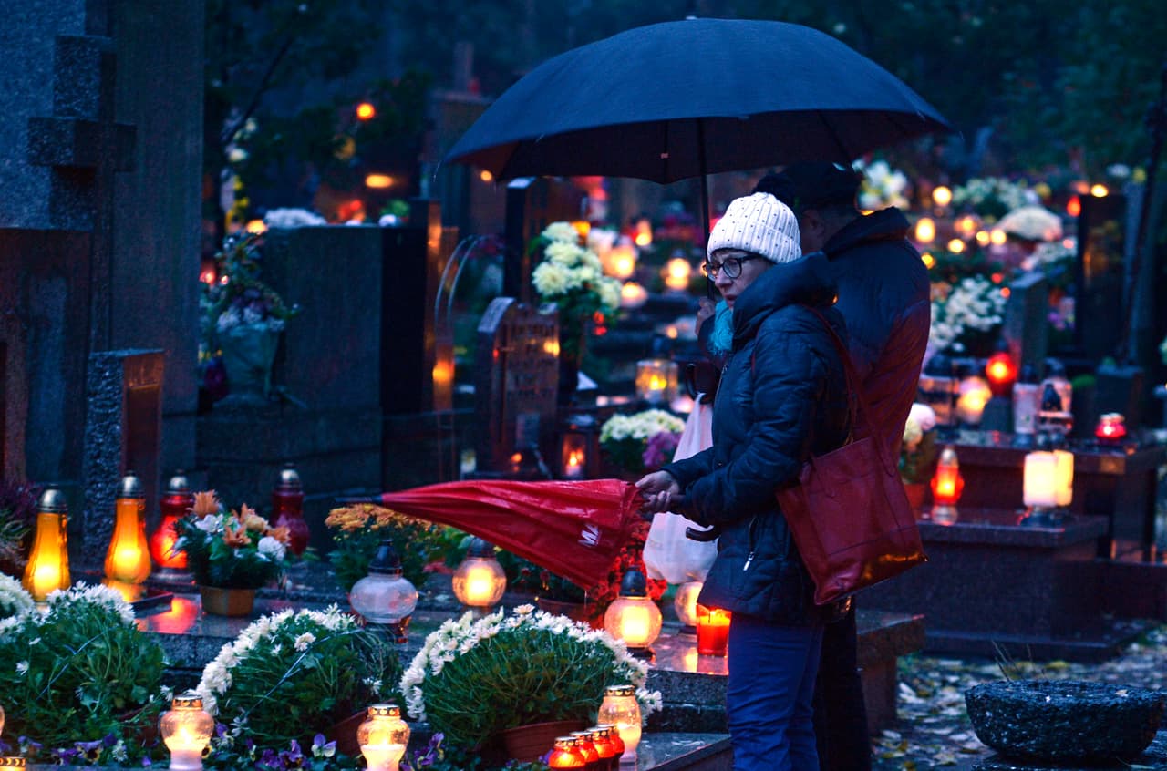 <b>Polonia.</b> Familiares visitan a sus muertos en el Cementerio Powazki , en Varsovia. Polonia es un país profundamente católico.