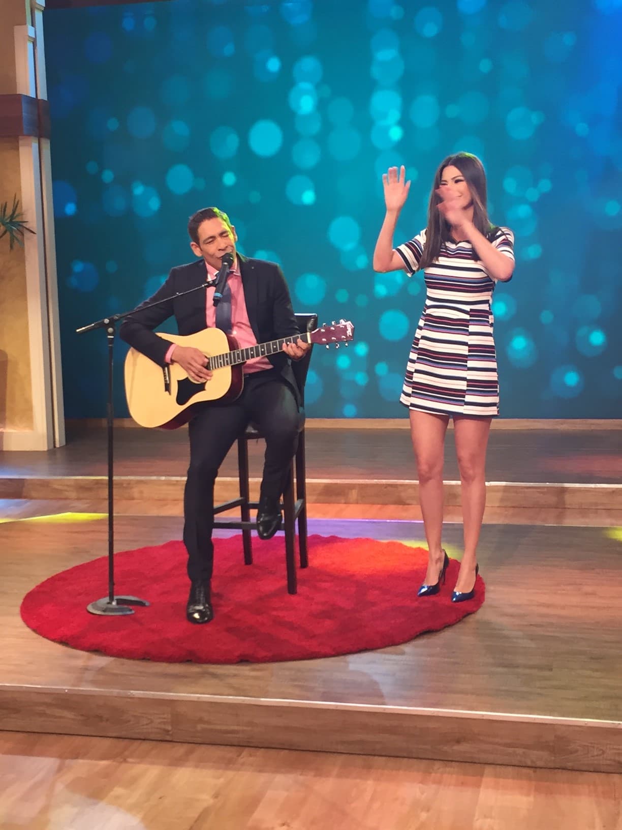 Al ritmo del tema 'Entra en mi vida', Johnny tomó la guitarra y Ana empezó la coreografía.