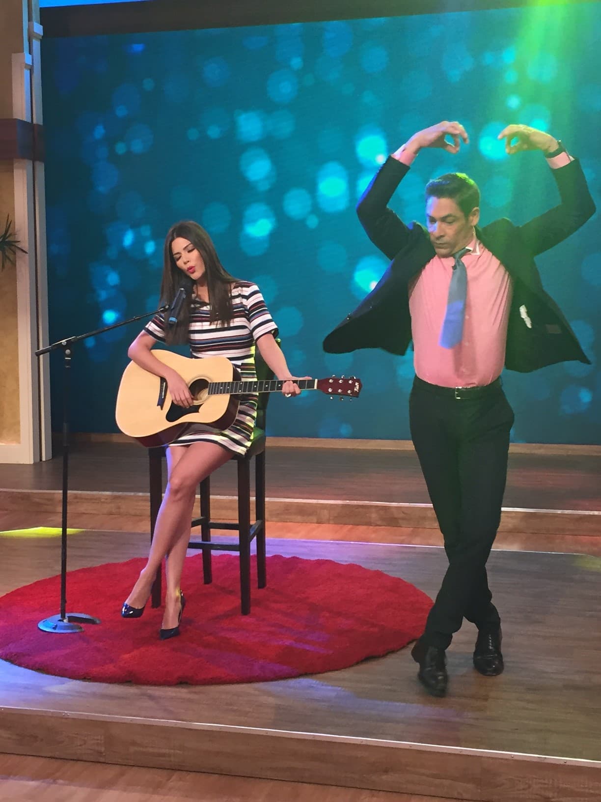 Johnny demostrando una vez más su talento para el baile.