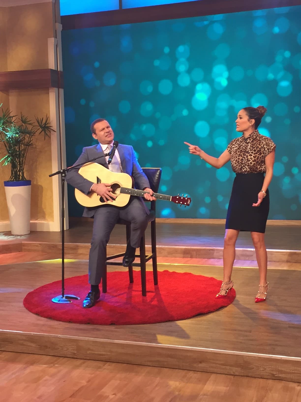 Alan parecía todo un experto en la guitarra.