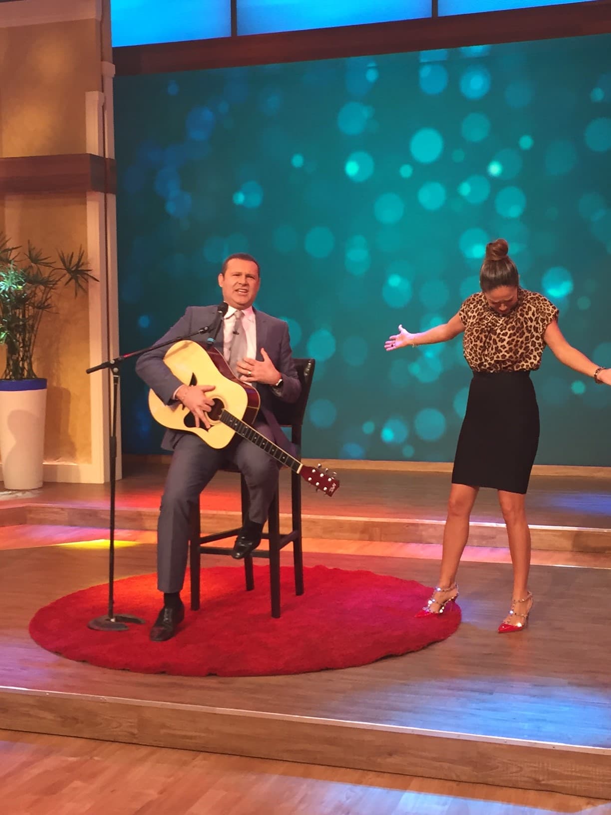 No cabe duda que a esta pareja le ganó el sentimiento.