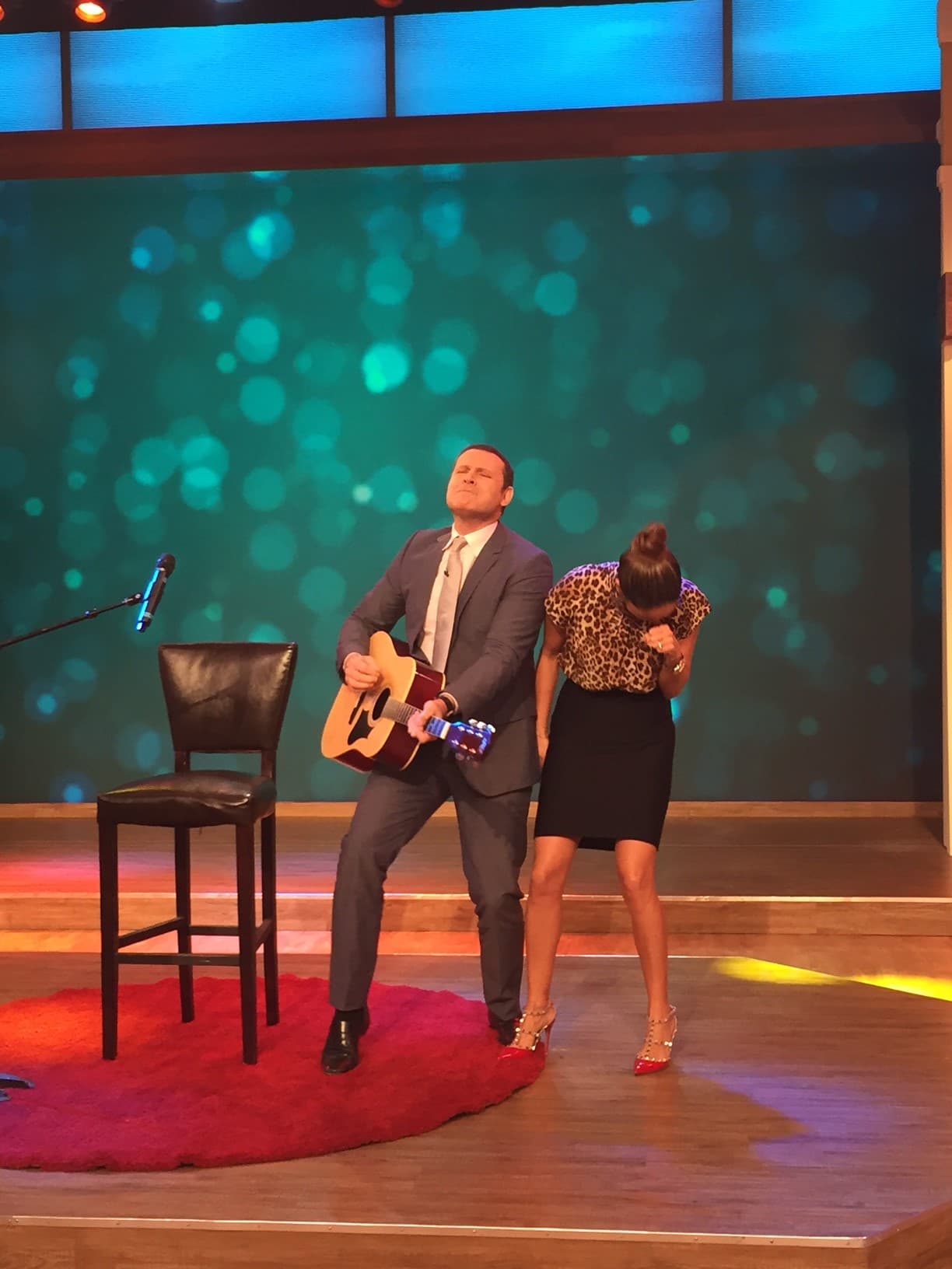 ¿O acaso será la risa? ¿De qué se estará escondiendo Karla?