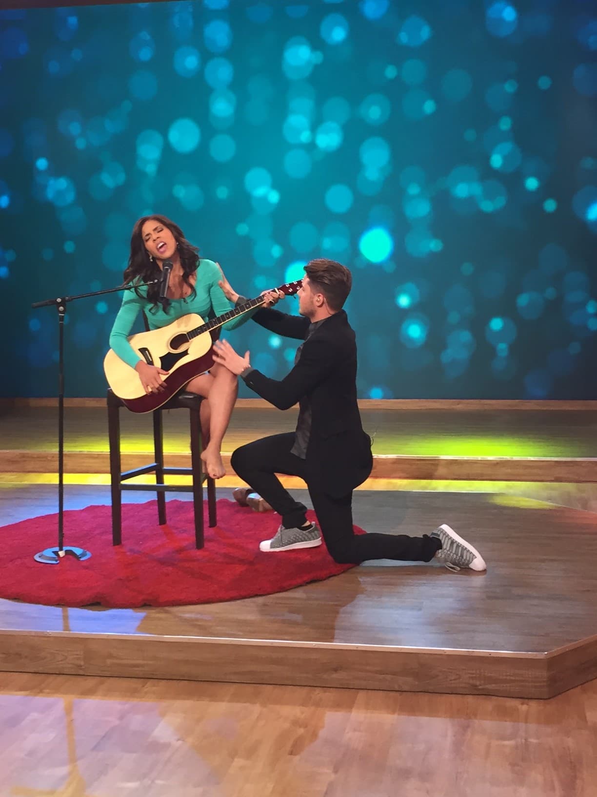 Todos nos emocionamos con los temas de 'Sin Bandera', aplausos para todos.