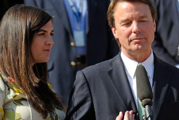 Otro caso es el de John Edwards, quien tuvo una de las caídas más estrepitosas. El ex senador demócrata fue candidato a la vicepresidencia en 2004, cuyo mito se desintegró cuando se supo en 2008 que tuvo una relación extra matrimonial cuando su esposa Elizabeth estaba gravemente enferma de cáncer.