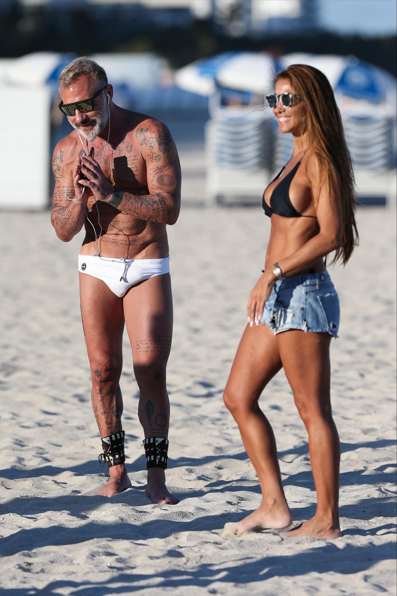 "Quería estar soltero, fuí a Miami y quería gozar la soltería. Aproveché para disfrutar la playa y escuchar música y de pronto, mientras estaba relajándome, volteé y vi esta maravilla divina", así habló el millonario al referirse a la forma en que conoció a su ex novia Ariadna Gutiérrez.