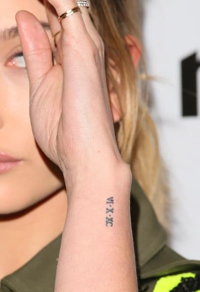En su muñeca izquierda, Hailey decidió tatuarse en 2015 la fecha de matrimonio de sus padres con números romanos: "VI-X-XC" (10 de junio de 1990). Ella es la hija del actor Stephen Baldwin y su esposa Kennya Baldwin.