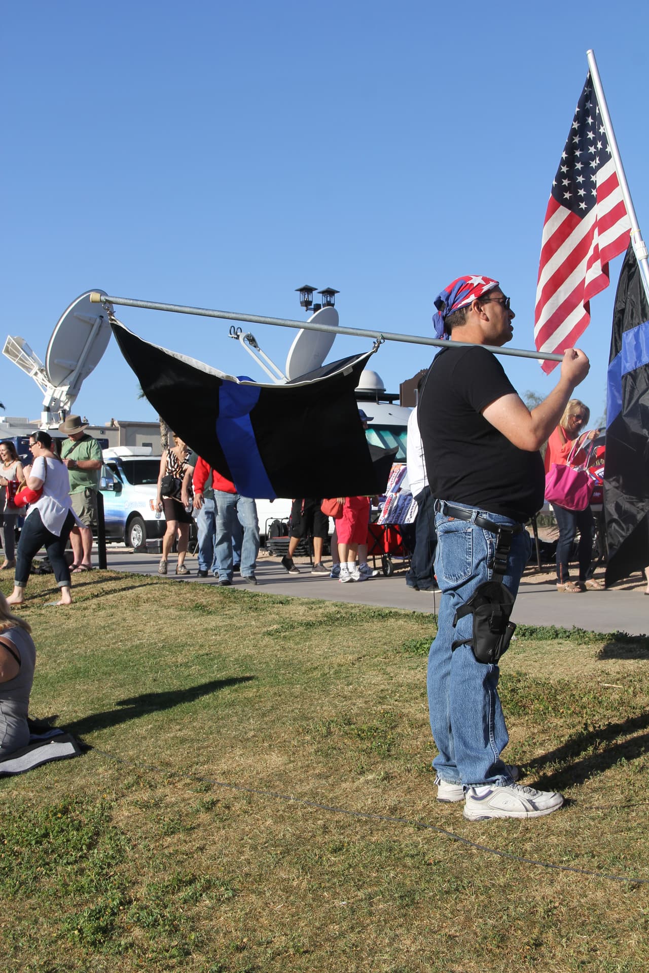 Algunos de lo seguidores de Trump vinieron armados y dejaban ver sus pistolas.