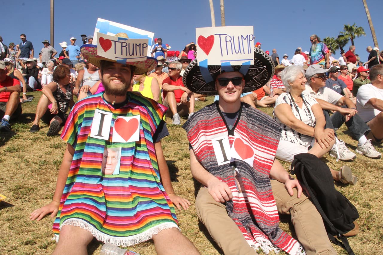 Con coloridos ponchos mexicanos, estos jóvenes demostraron su apoyo a Donald Trump, pero también al aporte de los mexicanos a la cultura en Arizona.