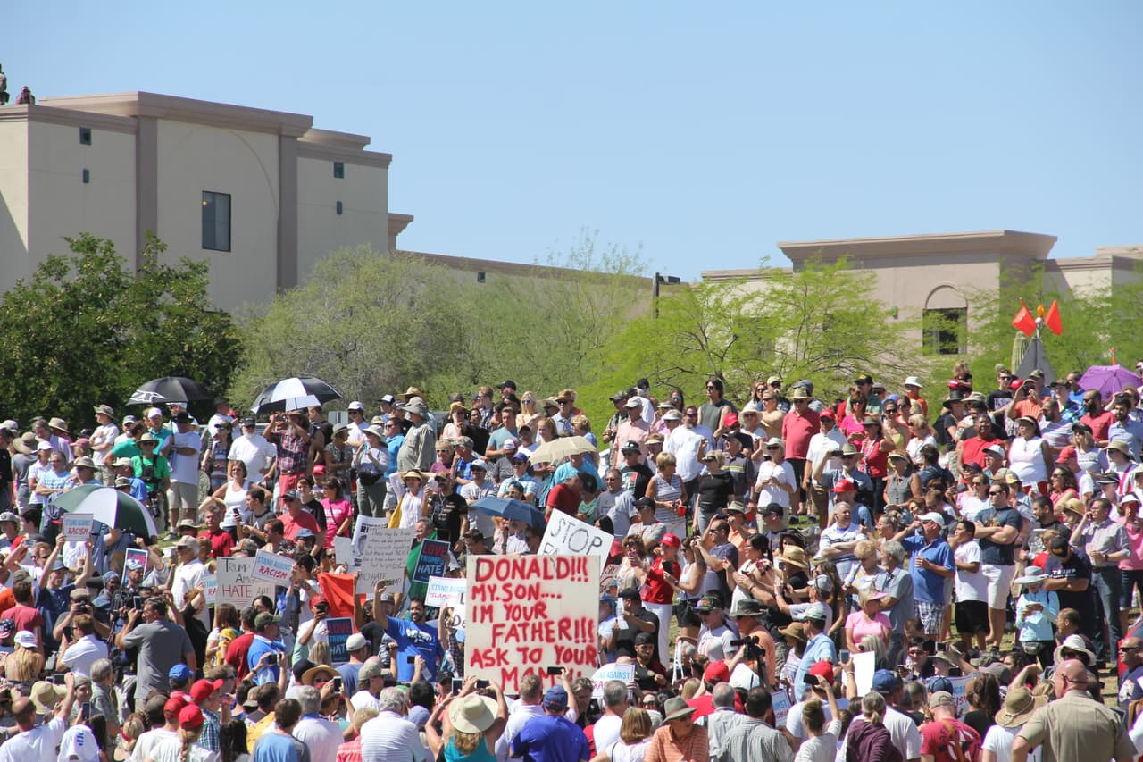 Este es el momento en el que decenas de manifestantes caminaron en medio de miles de seguidores de Trump.