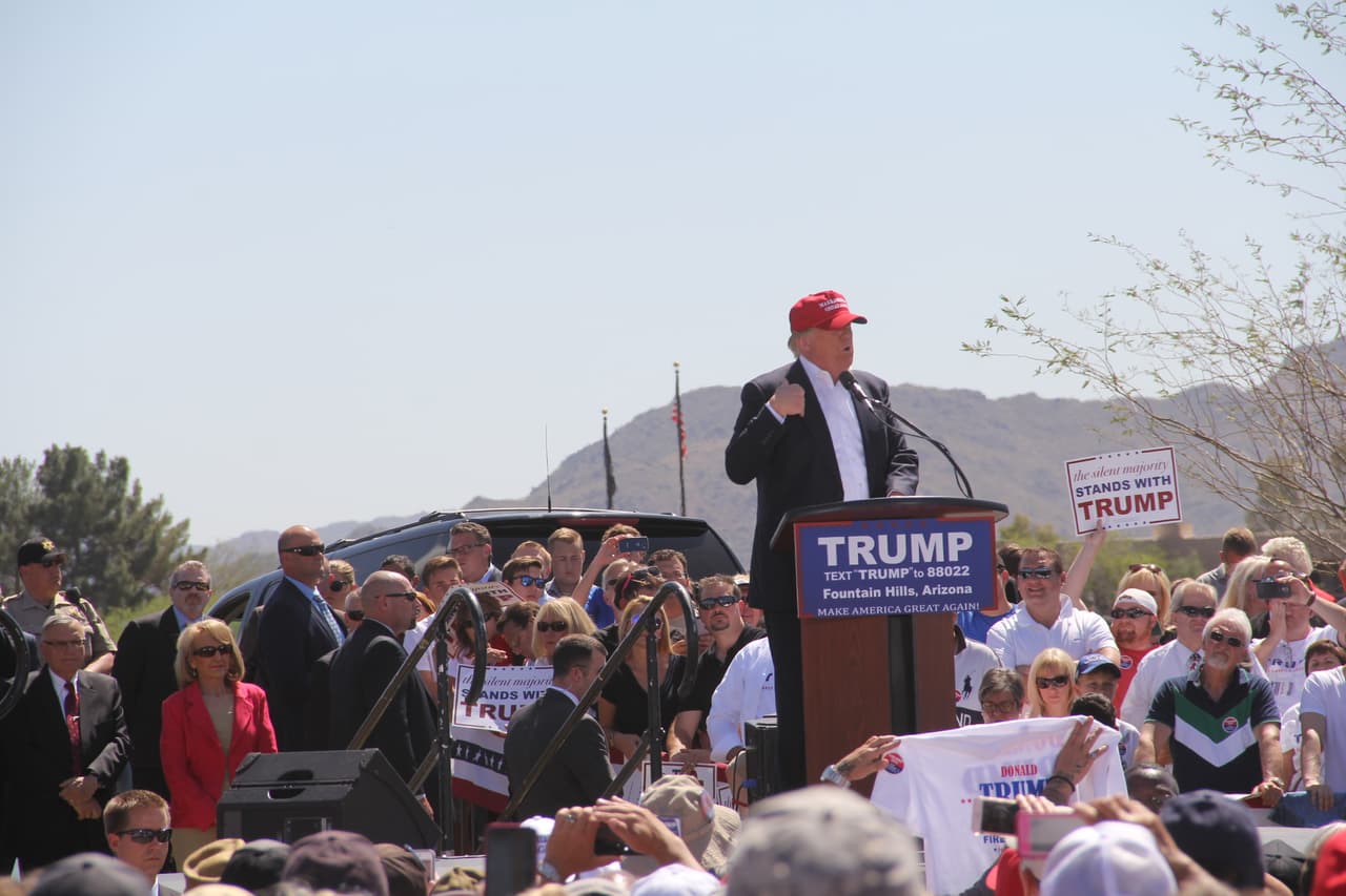 Trump arremetió contra Ted Cruz y reafirmó su compromiso de construir una muralla en la frontera.