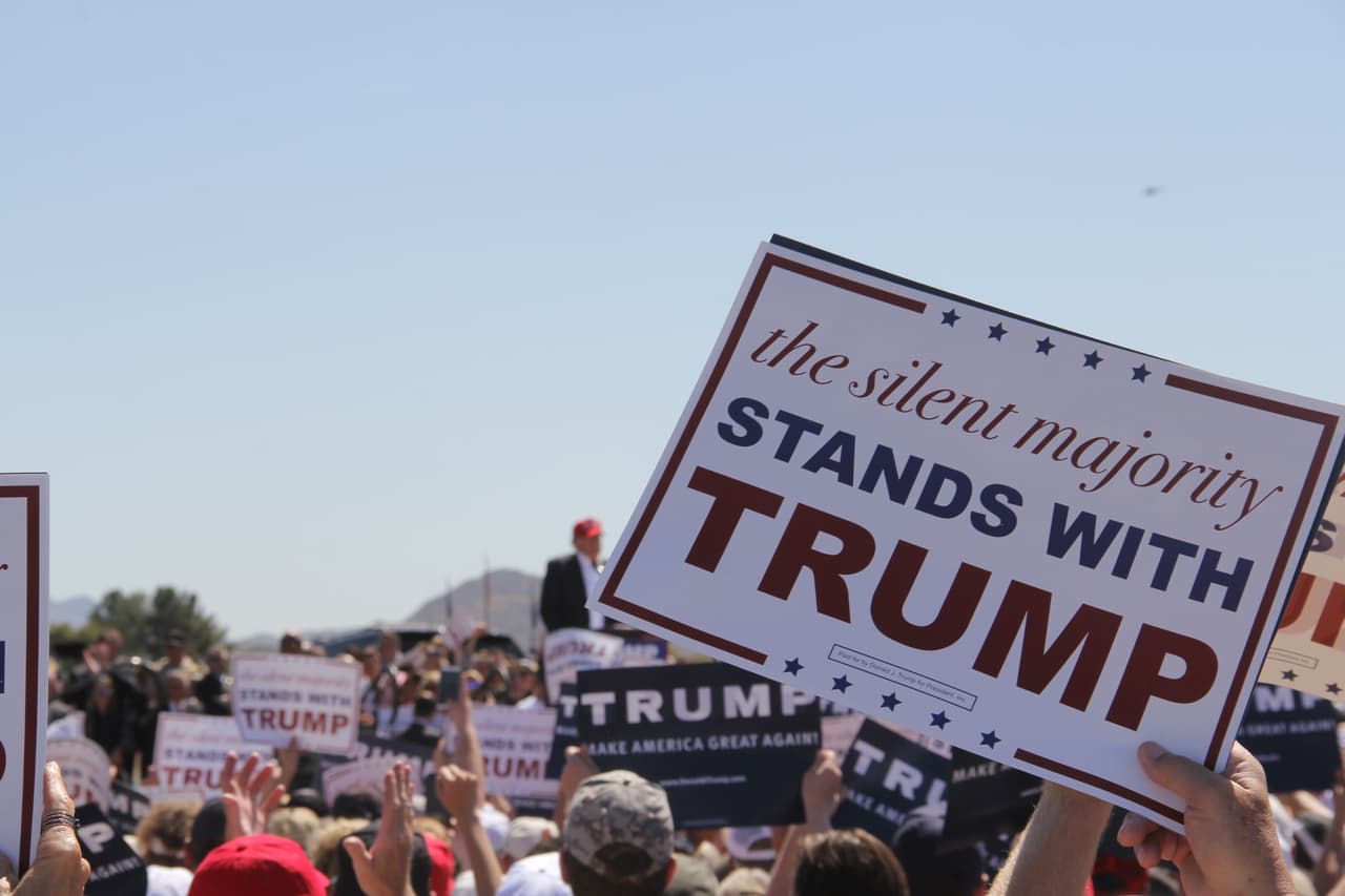 A pesar de la algarabía que se escuchaba en el fondo, los fans de Trump que estaba cerca del escenario hacían caso omiso a las protestas.