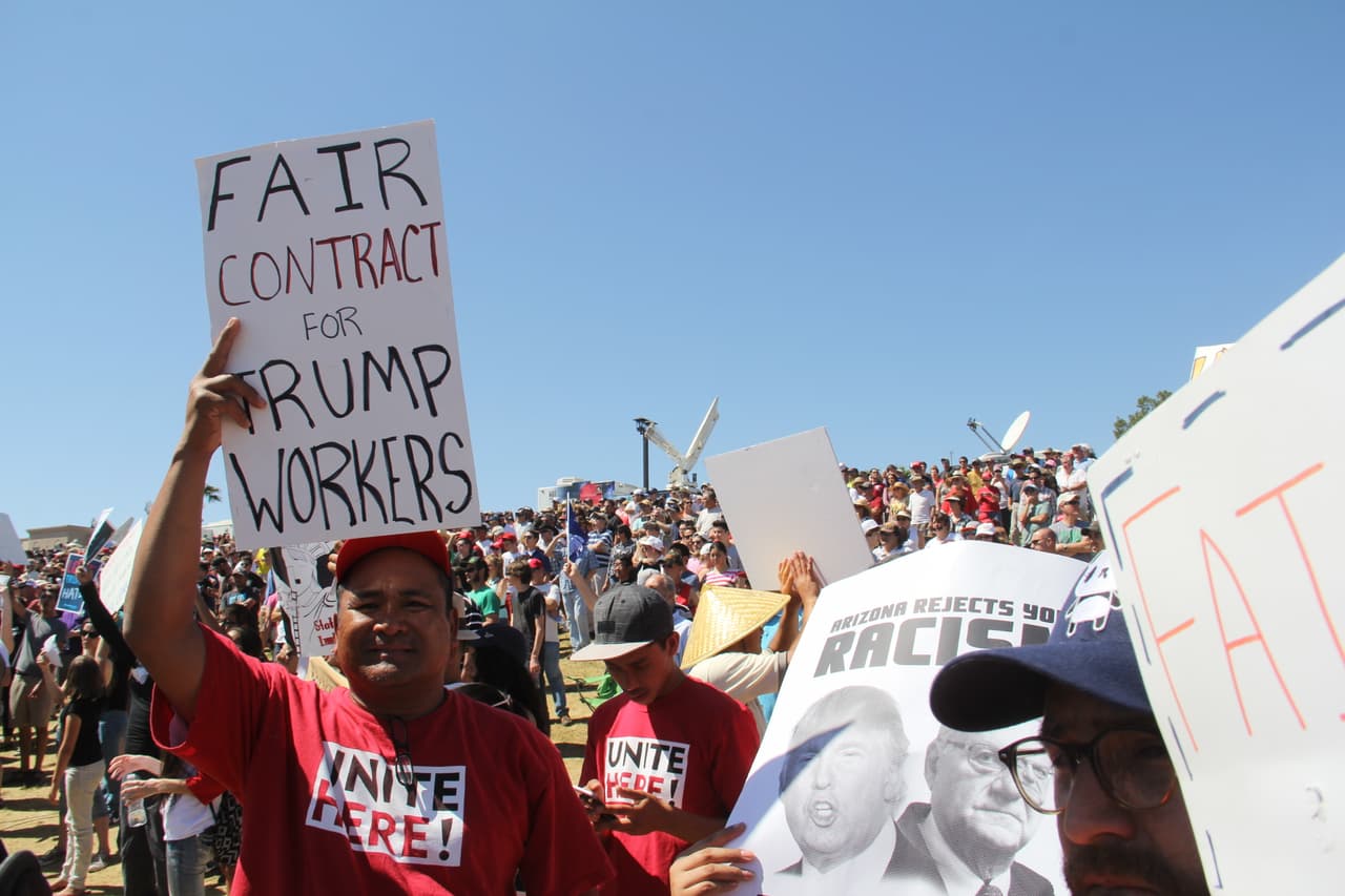 Trabajadores del hotel de Trump en Las Vegas protestaron y denunciaron abusos.