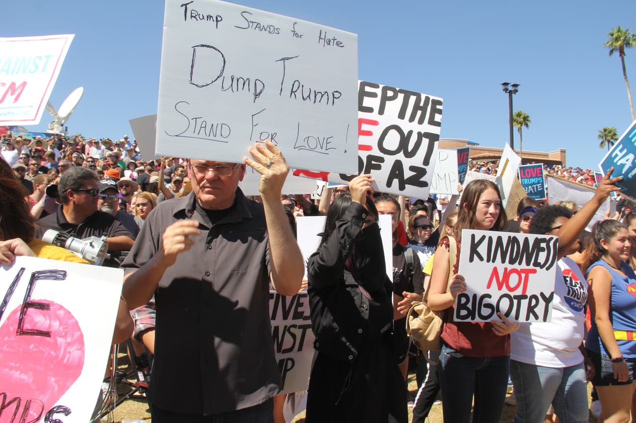 El encuentro desencadenó una confrontación física que fue controlada rápidamente por oficiales del Sheriff Joe Arpaio.