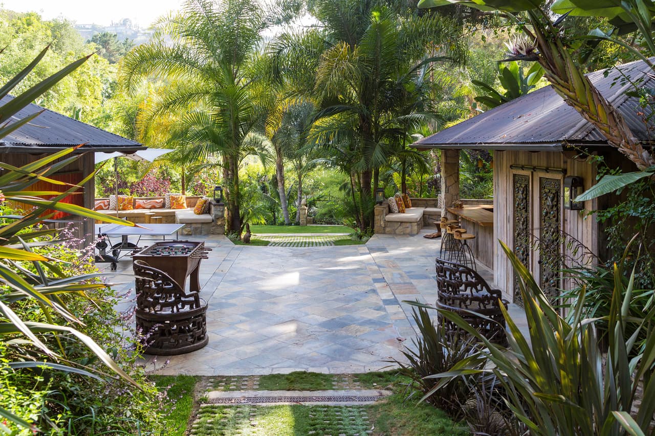 Las áreas verdes son la constante en esta mansión que guarda una perfecta armonía con la naturaleza.