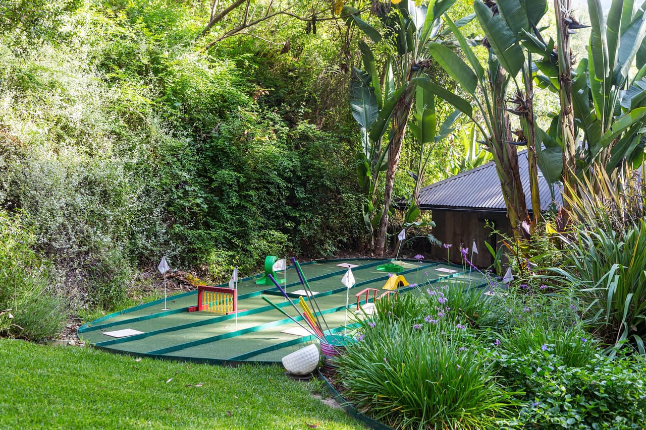 Para los niños hay un pequeño jardín con algunos juegos.