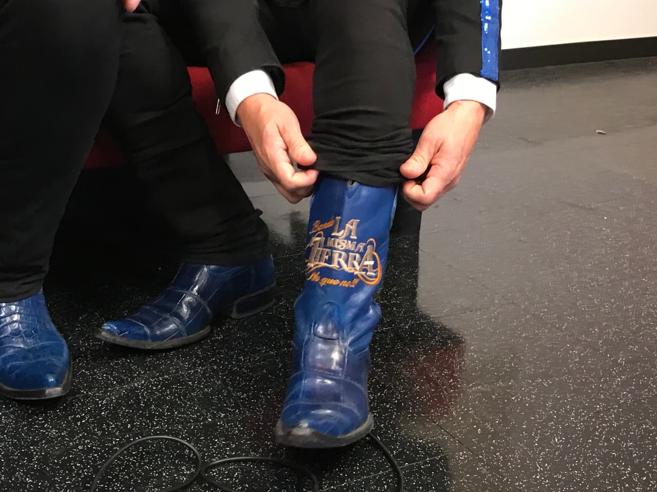 Las botas vaqueras, de pieles exóticas y con logotipos dorados son de uso frecuente entre los exponentes de la música regional mexicana. Un género muy escuchado en el norte de México y en sur de EEUU.