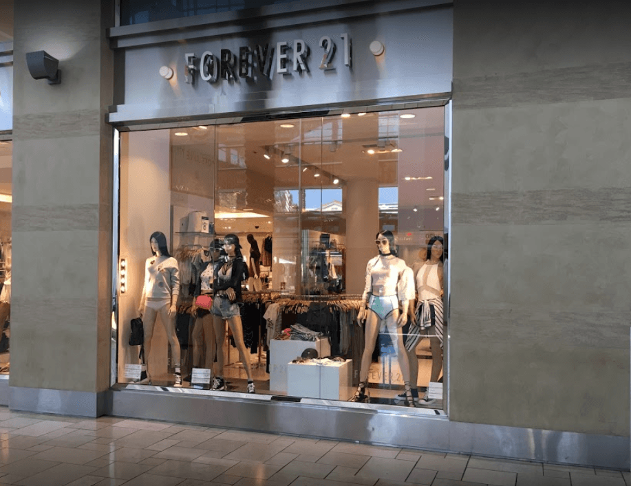 Valencia Town Center en el número 24201 al oeste del bulevar Valencia. Local 139, Valencia, CA 91355.