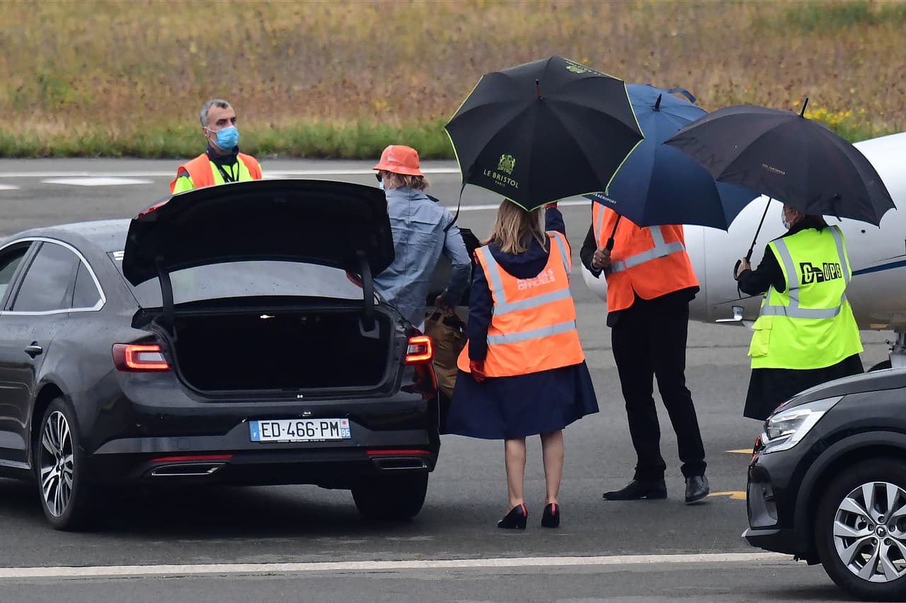 Un amigo del actor, del que se reservó el nombre, dijo al diario: "Brad 
<b><a href="https://www.univision.com/entretenimiento/chismes/brad-pitt-y-angelina-jolie-estan-trabajando-en-su-divorcio-video/embed?simple&autoplay" target="_blank">encontró muy difícil su separación de Angelina</a></b>. Lo rompió, por lo que encontrar una nueva novia era lo último que tenía en mente. Sus hijos y su sobriedad eran sus prioridades".
<br>