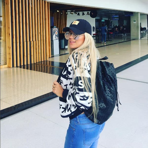 La gorra sin duda hace más divertido y le añade personalidad al outfit de Karlo G.