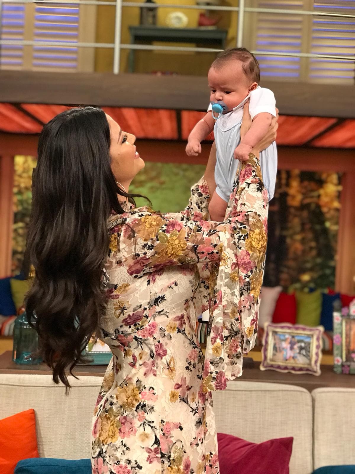 Ana luce muy tierna de mamá, así la vimos jugando con Gael antes de despedirse.