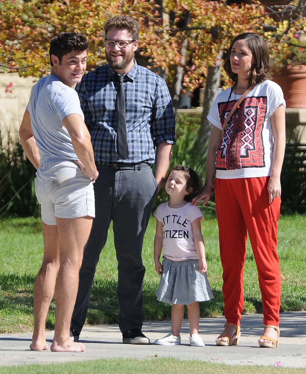 Seth y Rose actúan como los vecinos de Zac.