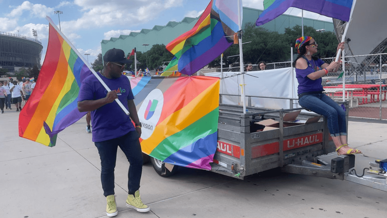 Univisión también formó parte del desfile, en el cual se marchó con la bandera de la inclusión al ritmo de la música que era parte de la celebración.