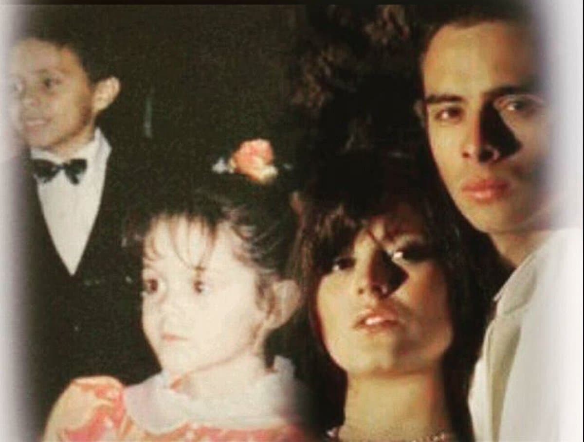 "¡Hola! Sabían que mi esposito y yo nos conocíamos ¡desde niños! Creo que no lo sabían porque nosotros tampoco. ¡Cómo es el amor! Casi 6 años." escribió junto con esta imagen donde la vemos junto a Eliú.