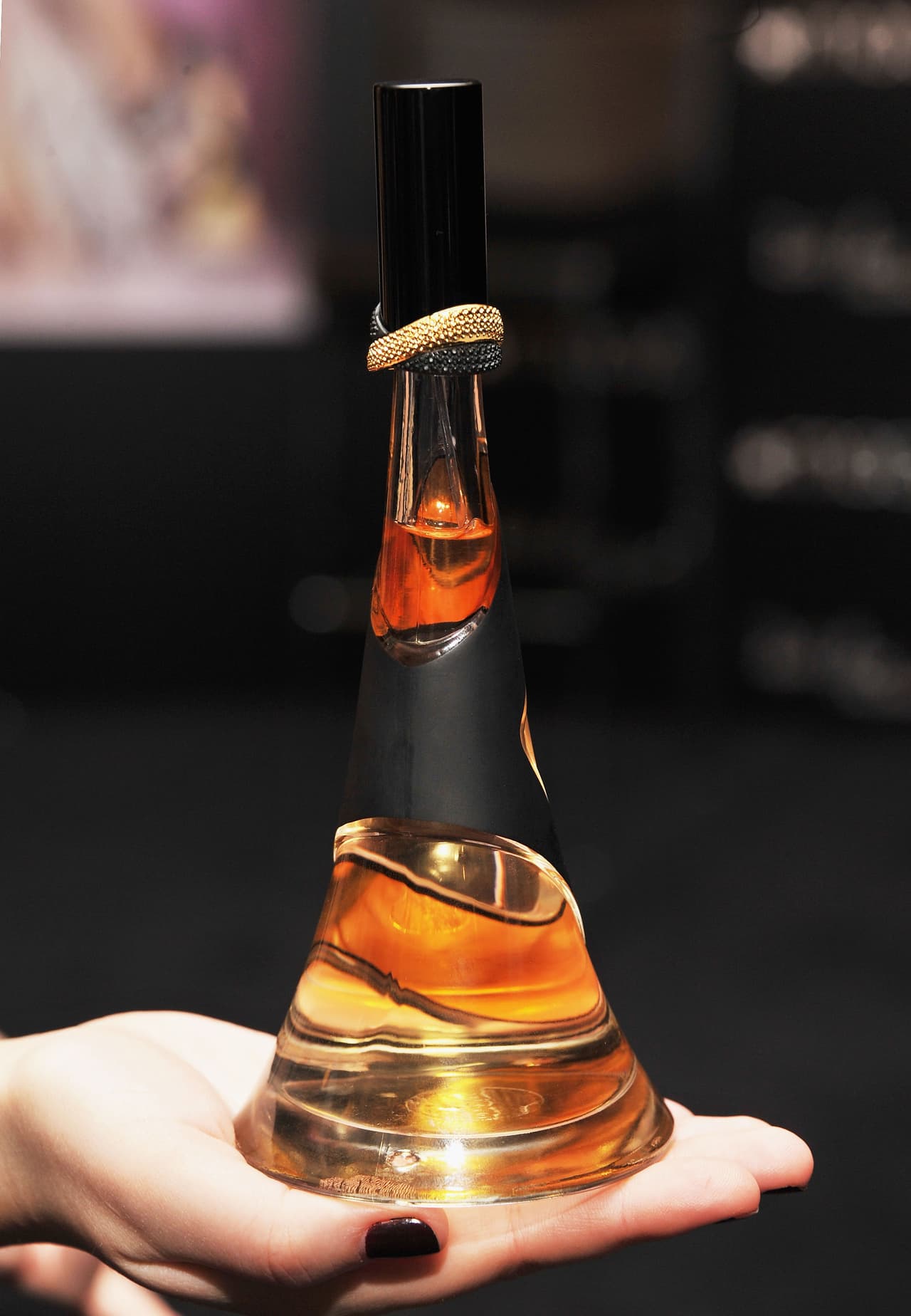 En 2010 se lanzó Reb'l Fleur, esencia que fue creada por Caroline Sabas y Marypierre Julien. Sus notas de durazno, ciruela y bayas rojas; nardos, violeta, coco y hibisco, y las de fondo de almizcle, pachulí, ámbar y vainilla, hacen de esta esencia una verdadera delicia.