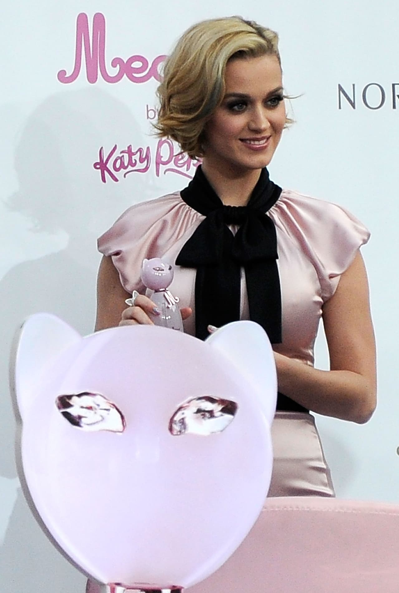 Meow by Katy Perry fue la segunda fragancia que nació en 2011. Mucho más dulce que la versión anterior gracias a las notas de mandarina, pera, jazmín y gardenia, madreselva, lirio del valle y flor de naranja, ámbar, vainilla, sándalo y almizcle.