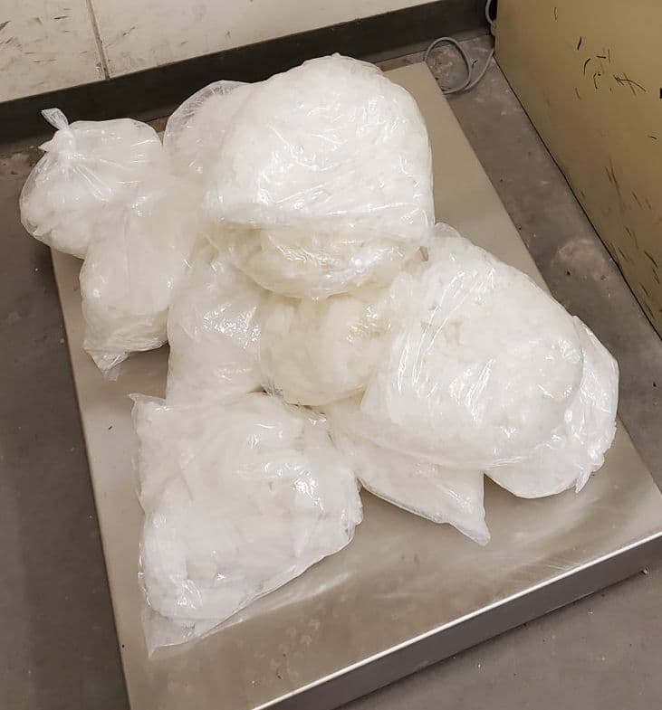 Estos son los paquetes que cargaban en las mochilas los inmigrantes cerca de Lukeville, Arizona.