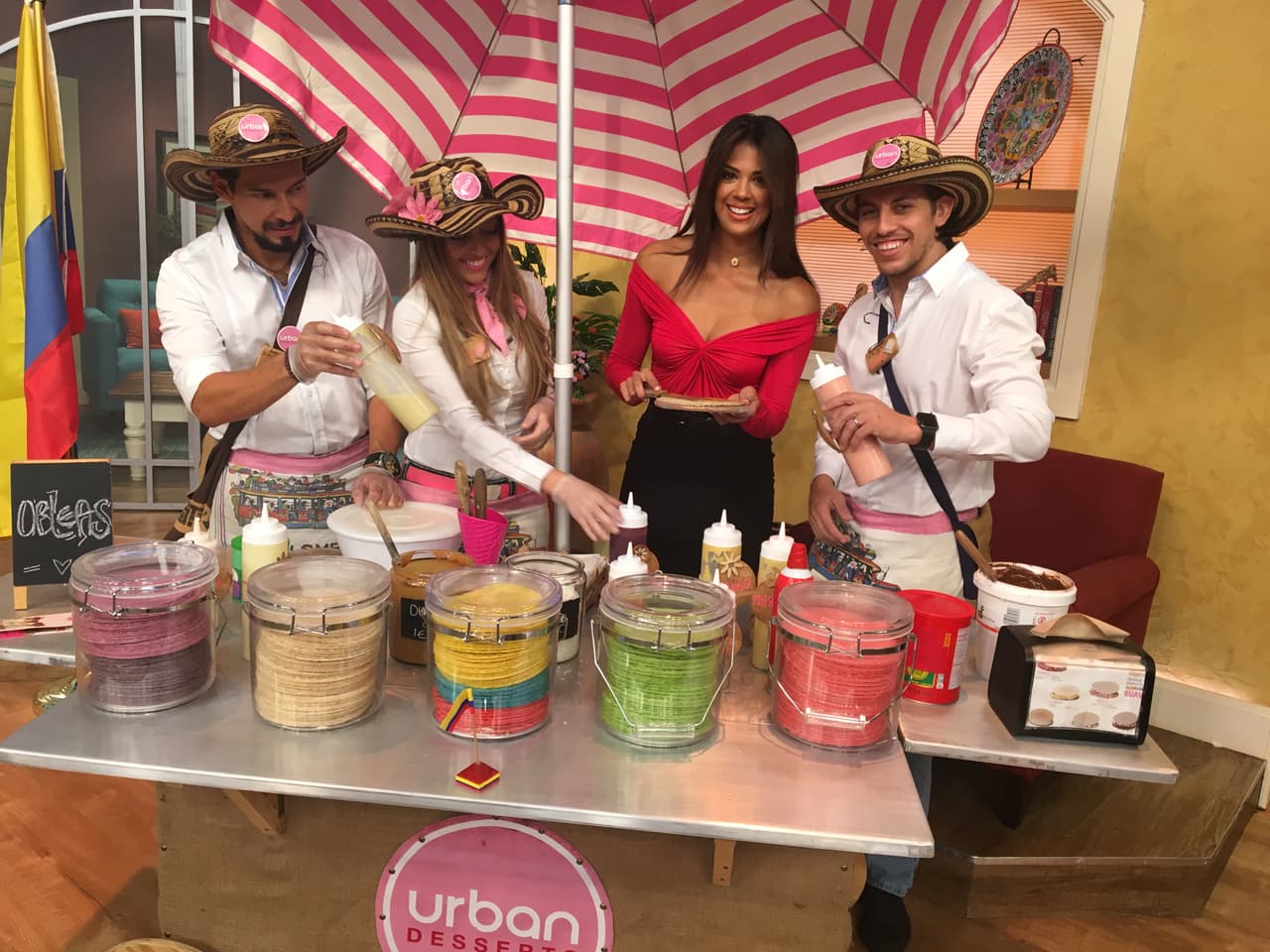 Están hechas de harina, leche, azúcar y agua; y son super delgadas.