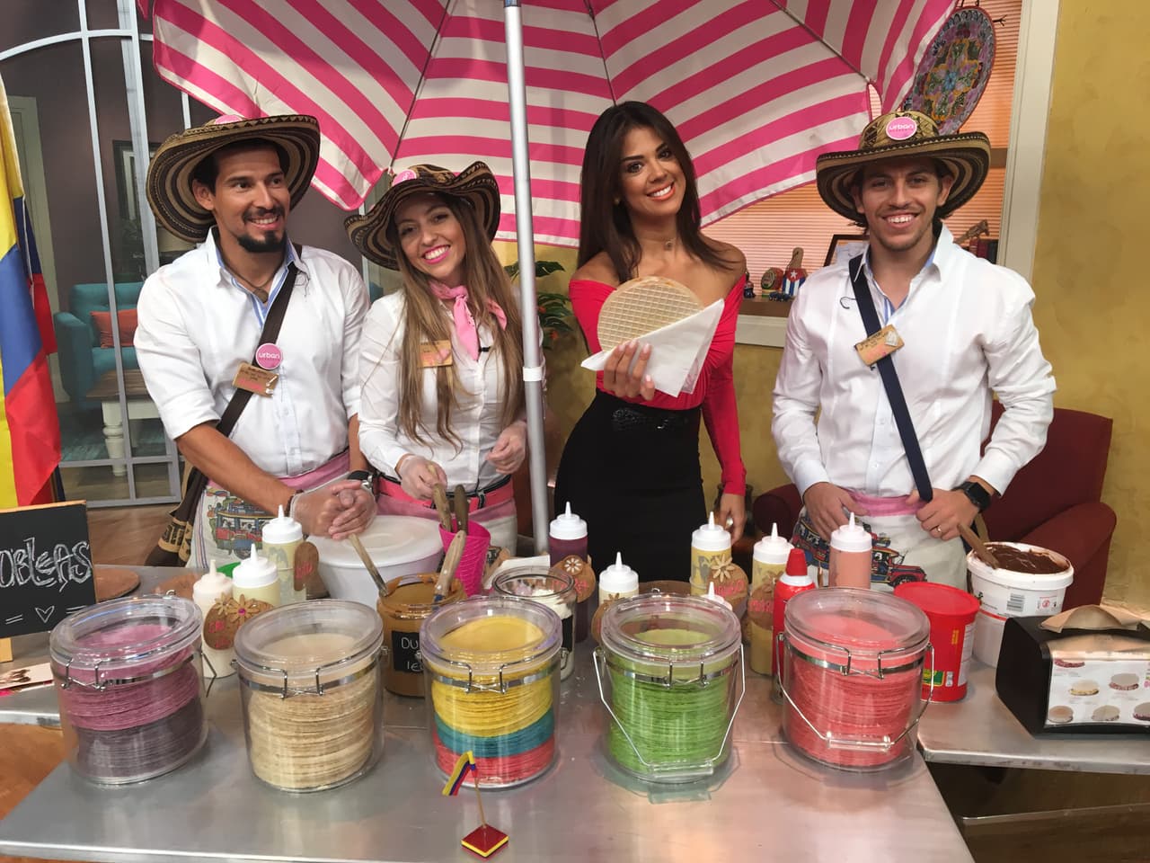 Carito Ramírez nos trajó al estudio el carrito del deleite: obleas colombianas.