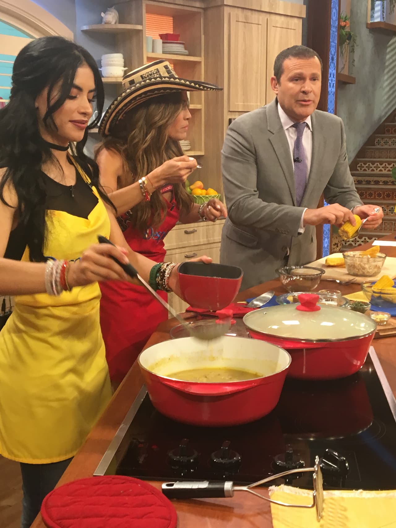 En casita todos querían una probadita y Alan estaba en primera fila.